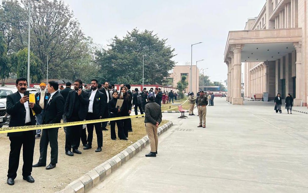 देहरादून जिला कोर्ट को बम से उड़ाने की धमकी: ई-मेल आते ही मचा हड़कंप, परिसर खाली; डॉग स्क्वायड और बम निरोधक दस्ते ने संभाला मोर्चा!